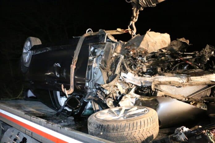 Beschädigter PKW nach Überschlag auf Abschleppfahrzeug Beschädigter PKW nach Überschlag