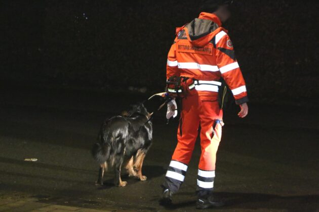 Rettungshundeführer mit Hund