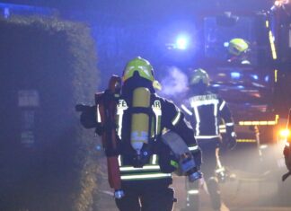 Symbolfoto: Feuerwehrmann läuft mit Atemschutz