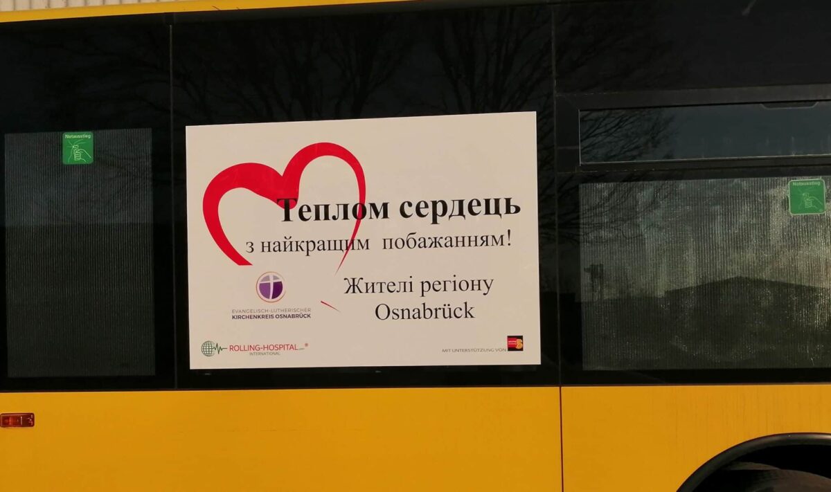 Zu den Unterstützerinnen und Unterstützern gehört auch der Evangelisch-lutherische Kirchenkreis Osnabrück, dessen Logo auf einem der umgebauten Busse zu finden ist. / Foto: Richter