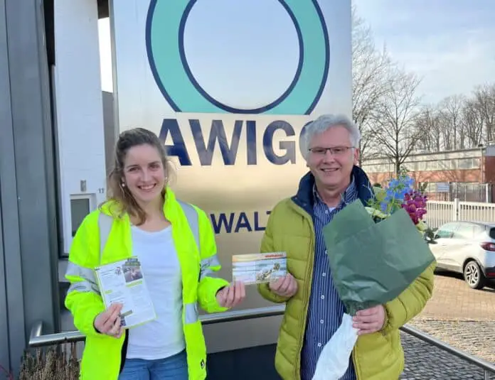 Wilfried Bartsch aus Wehrendorf nahm gerne den 250-Euro -Reisegutschein von Daniela Pommer aus der AWIGO-Unternehmenskommunikation entgegen. / Foto: Reichrt/AWIGO