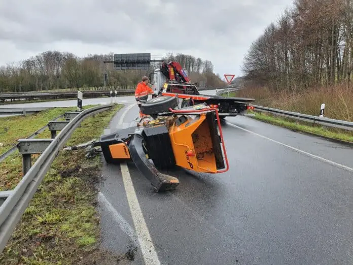 Umgekippter Häcksler muss von Abschlepper geborgen werden Umgekippter Häcksler