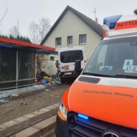 Rettungswagen vor zerstörter Bushaltestelle