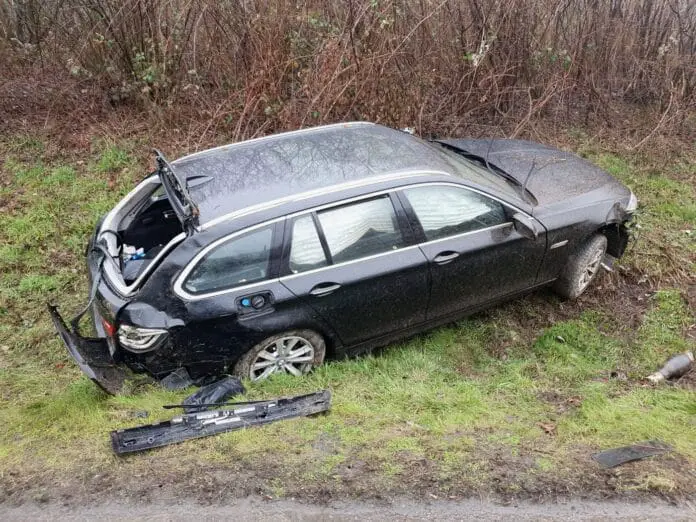 Auto im Grünstreifen