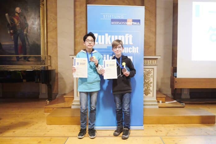 Theo Lee (links) und Jonathan Wiegand freuen sich über ihre Bronzemedaillen. / Foto: Stiftung NiedersachsenMetall