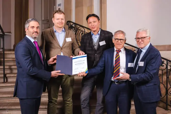 : Bei der Zertifikatsübergabe in Münster (v.l.): Priv.-Doz. Dr. Steffen Roßlenbroich, Geschäftsführender Oberarzt, Universitätsklinikum Münster, Priv.-Doz. Dr. med. Jan-Peter Graßmann, Chefarzt der Klinik für Unfall- und Handchirurgie am Klinikum Osnabrück, Frans Blok, Geschäftsführer Klinikum Osnabrück, Prof. Dr. Martin Engelhardt, Ärztlicher Direktor Klinikum Osnabrück und Univ.-Prof. Dr. Michael J. Raschke, Direktor der Klinik für Unfall-, Hand- und Wiederherstellungschirurgie, Universitätsklinikum Münster.