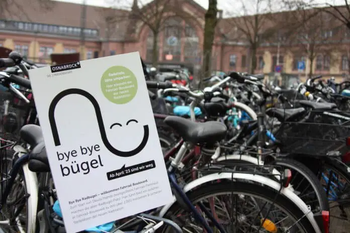 Bevor die Räder im neuen Parkhaus parken können, werden die Bügel vor dem Bahnhof entfernt und machen Platz für einen Fahrrad-Boulevard. / Foto: Lisa Simon