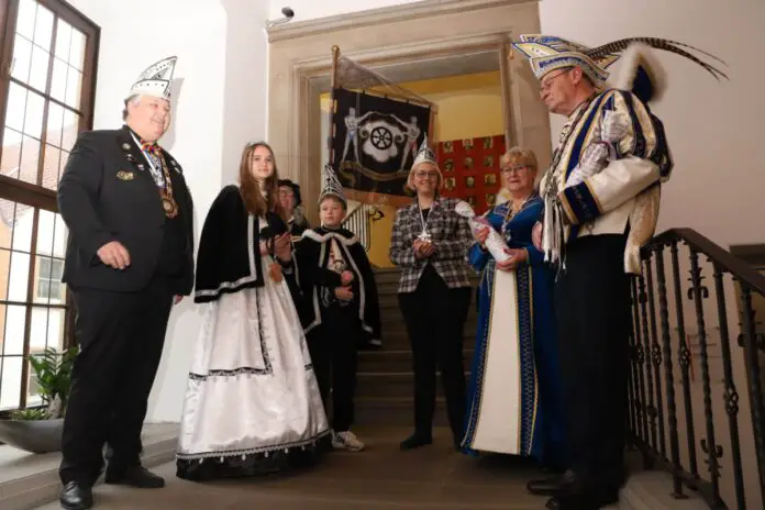 Das Rathaus hat seinen Schlüssel zurück: (von links) René Herring, Präsident des Bürgerausschusses Osnabrücker Karneval (BOK), das Kinderstadtprinzenpaar Marie II. (Ladener) und Basti I. (Schafstall), Oberbürgermeisterin Katharina Pötter und das Stadtprinzenpaar Lena I. (Danielsen) und Klaus I. (Kunde). / Foto: Stadt Osnabrück