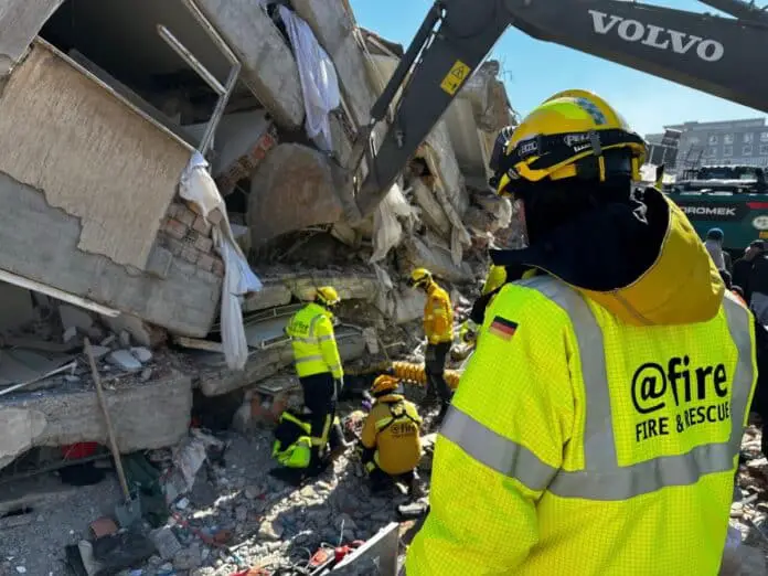 Einsatz im Erdbebengebiet: Helfer der Organisation @fire konnten eine Mutter und ihre Tochter befreien. / Fot: Sebastian Baum