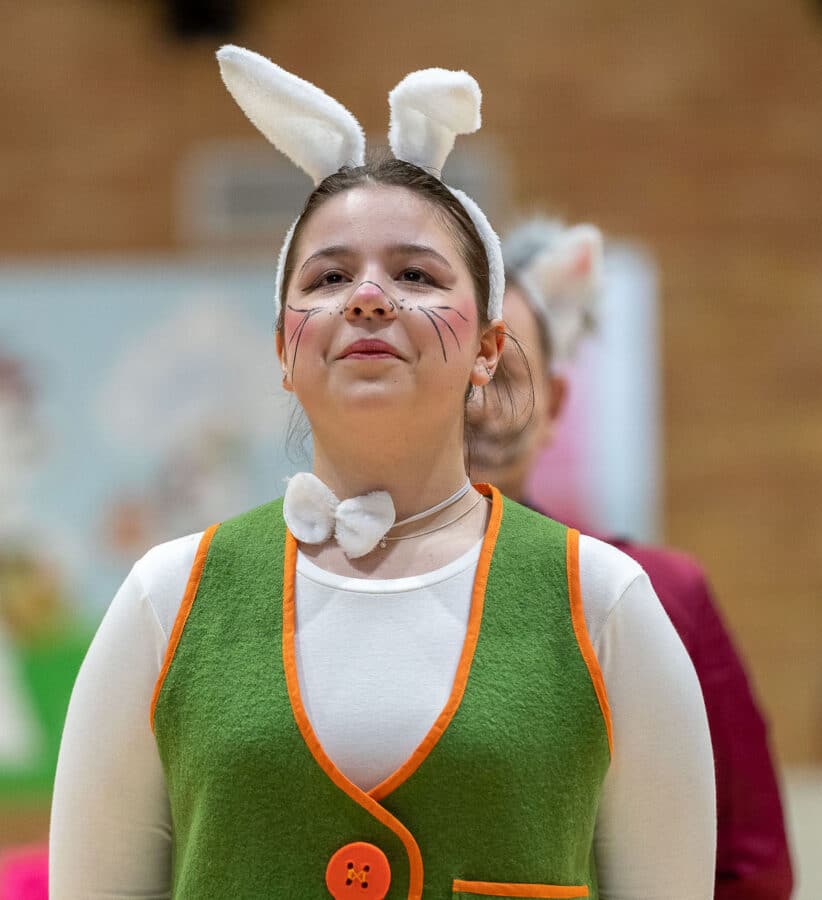 Seine Tochter performt als weißes Kaninchen bei der Rollschuhgala. / Foto: Dieter Reinhard