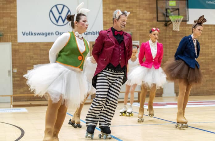 Gemeinsam mit seiner Tochter tritt er bei der Rollschuhgala auf. / Foto: Dieter Reinhard