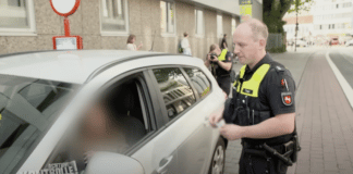 Osnabrücker Polizeibeamten kontrollieren bei "Achtung Kontrolle" unweit des Neumarkts. / Screenshot: YouTube