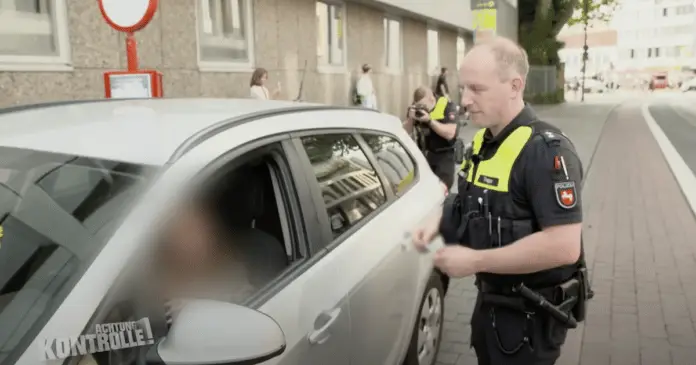 Osnabrücker Polizeibeamten kontrollieren bei "Achtung Kontrolle" unweit des Neumarkts. / Screenshot: YouTube