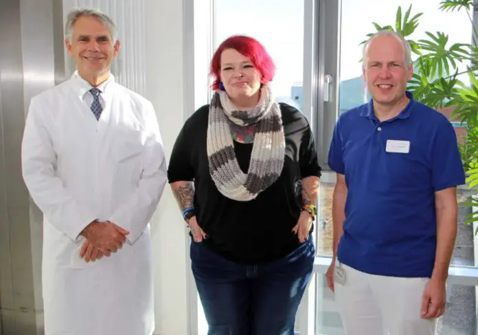 (von links) Neurochirurg Prof. Dr. Walter Stummer, Patientin Britta Langer, Neurologe PD. Dr. Christoph Kellinghaus / Foto: Klinikum Osnabrück