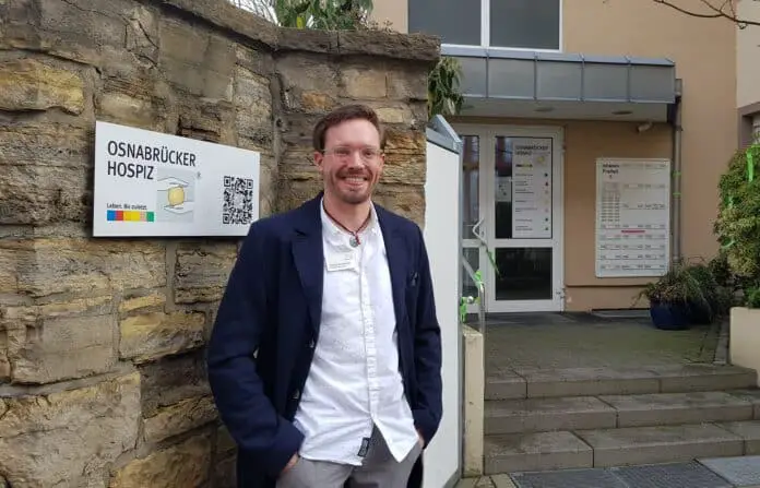 Steffen Brockmeyer vor dem Osnabrücker Hospiz / Foto: Rykov