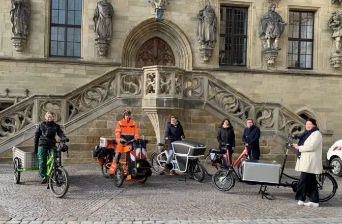 Die Stadt setzt zunehmend auf Dienst- und Lastenräder. Im Bild (von rechts): Brigitte Strathmann, Frank Otte, Astrid Weritz sowie Mitarbeitende aus Verwaltung und öffentlichem Dienst. / Foto: Guss