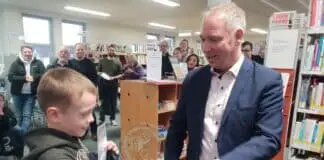 Der große Augenblick: Der Erste Stadtrat Andreas Dreier überreicht dem Schüler Andreas Sotnikov den Siegerpokal. / Foto: Stadt Melle