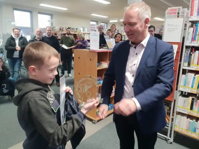 Der große Augenblick: Der Erste Stadtrat Andreas Dreier überreicht dem Schüler Andreas Sotnikov den Siegerpokal. / Foto: Stadt Melle