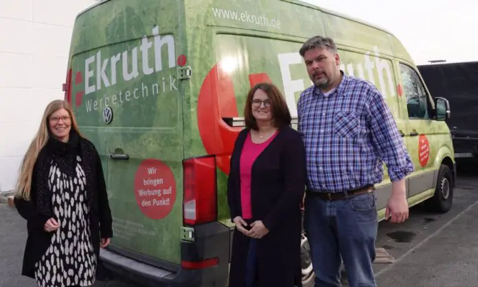 (von links) Andrea Frosch vom WIGOS-UnternehmensService informierte sich bei Jasmin und Björn Ekruth über die Erfahrungen mit der Vier-Tage-Woche. / Foto: Joachim-Meyer