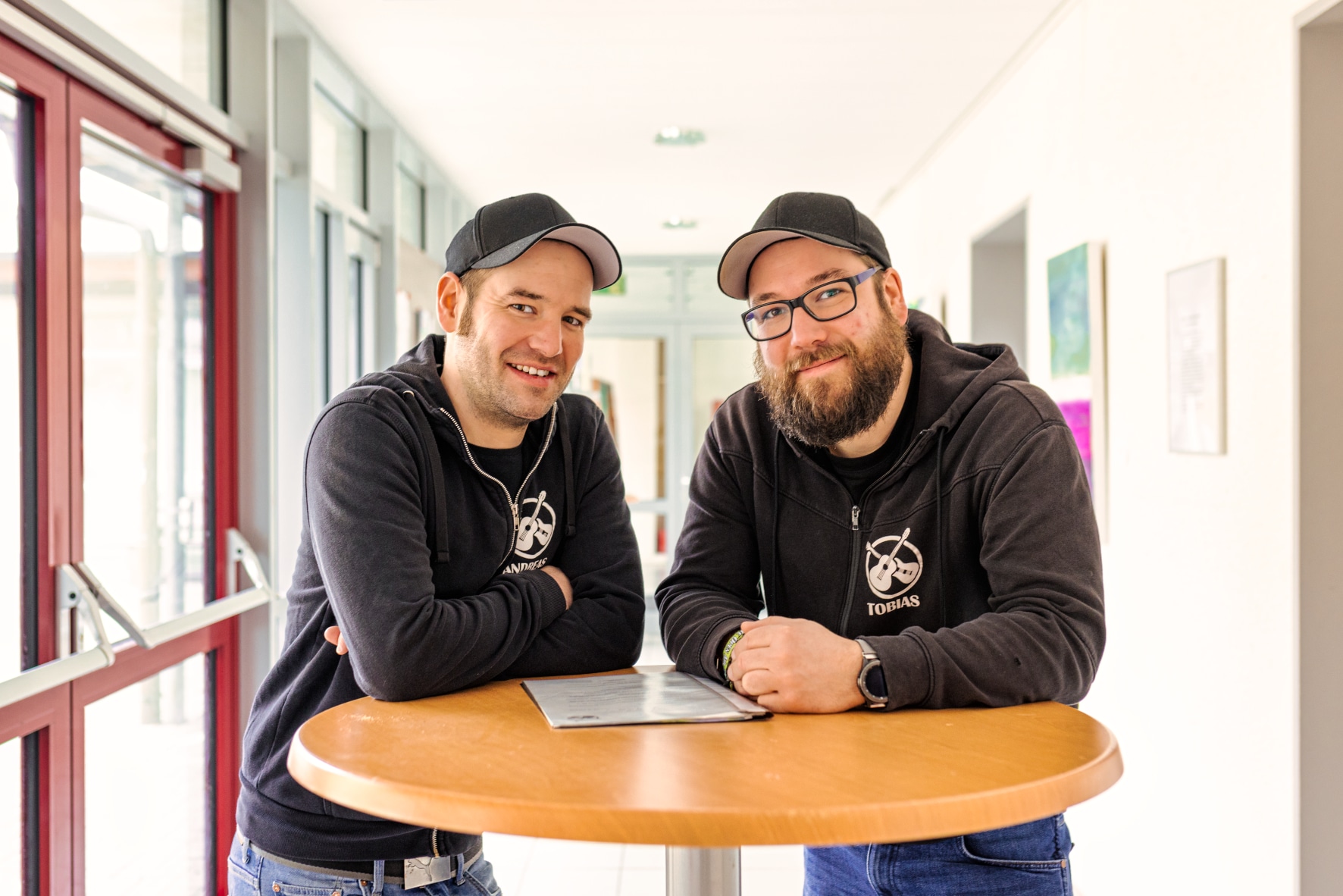 Andreas (links) und Tobias Richter suchen aktuell geeignete Acts für die diesjährige Ausgabe des Festivals Haste Open Air in Osnabrück. / Foto: Björn Plantholt