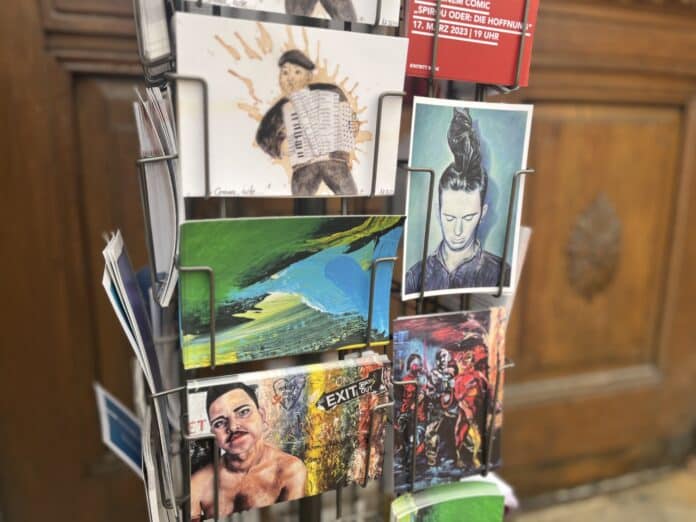 PostkARTen im Postkartenständer / Foto: Hirsch