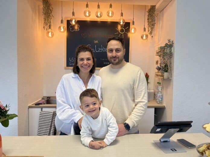 Inhaber des Salzkastens Funda Topal (links) und Yunus Topal sowie Sohn Mete Topal (vorne) / Foto: Hirsch