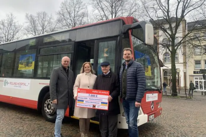 Andreas Bröring, Kolpinwerk Land Oldenburg, Marion Nagel, Vorsitzende Kolpingwerk Osnabrück, Reinhart Richter, Initiator Wärmebusse für die Ukraine und Stefan Düing, Landessekretär Kolpingwerk, bei der Spendenübergabe am Freitagnachmittag. / Foto: Emrich