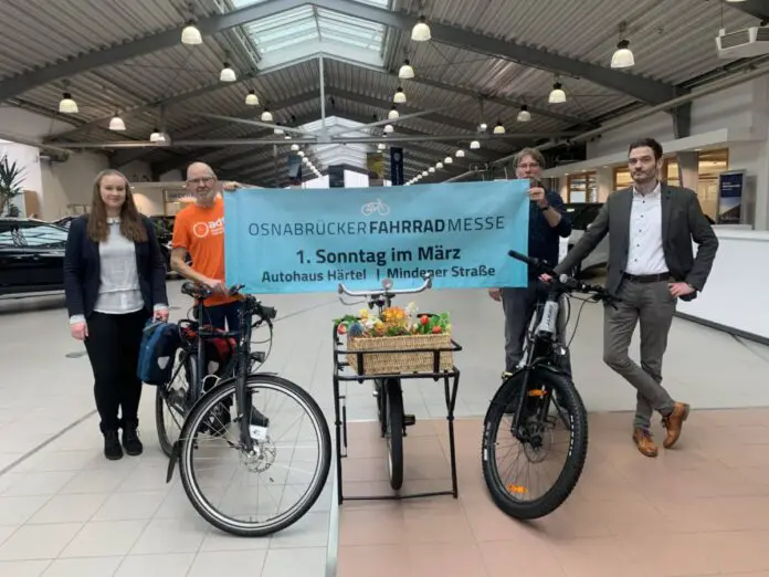 (von links) Natalie Graeß vom Autohaus Härtel, Wolfgang Driehaus und Uwe Schmidt vom adfc Osnabrück und Henning Härtel vom Autohaus Härtel freuen sich auf die Fahrradmesse am 5. März. / Foto: Emrich