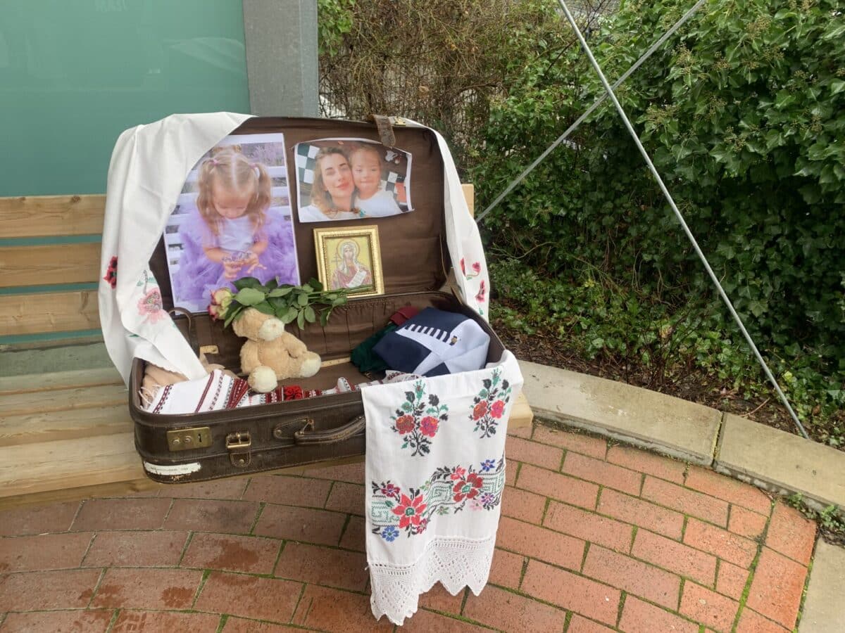 Dieser Koffer soll die Geschichte des verstorbenen Mädchen aus der Ukraine thematisieren. / Foto: Emrich