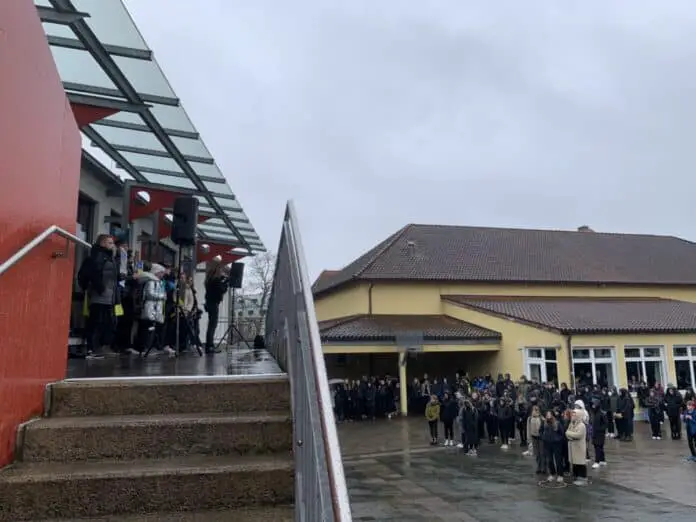 Am 24. Februar fand am Osnabrücker Ursulagymnasium ein Trauerflashmob wegen des Ukraine-Kriegs statt. / Foto: Emrich