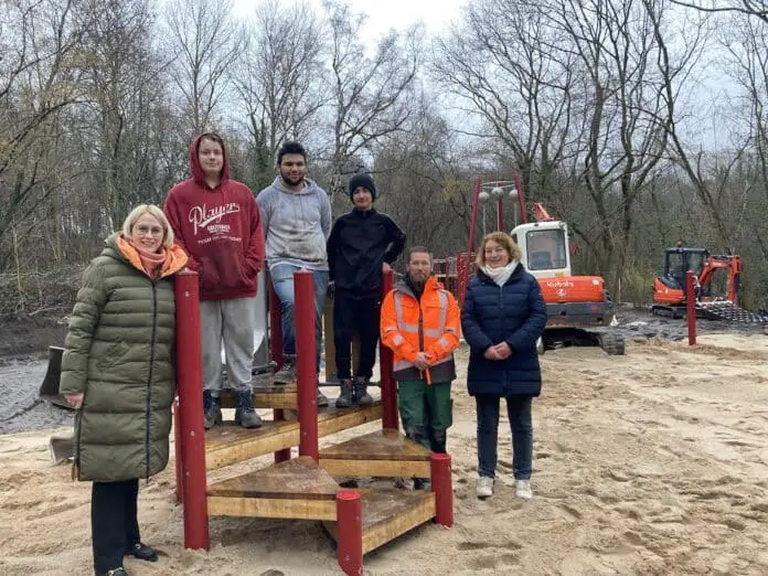 (von links) Oberbürgermeisterin Katharina Pötter mit Marco Pieper, Dogus Kutbas, Reners Mohi sowie Peter Kohlbrecher (OSB) und Schulleiterin Brigitte Vollmer auf dem neuen MIK-Spielplatz / Foto: Schulte