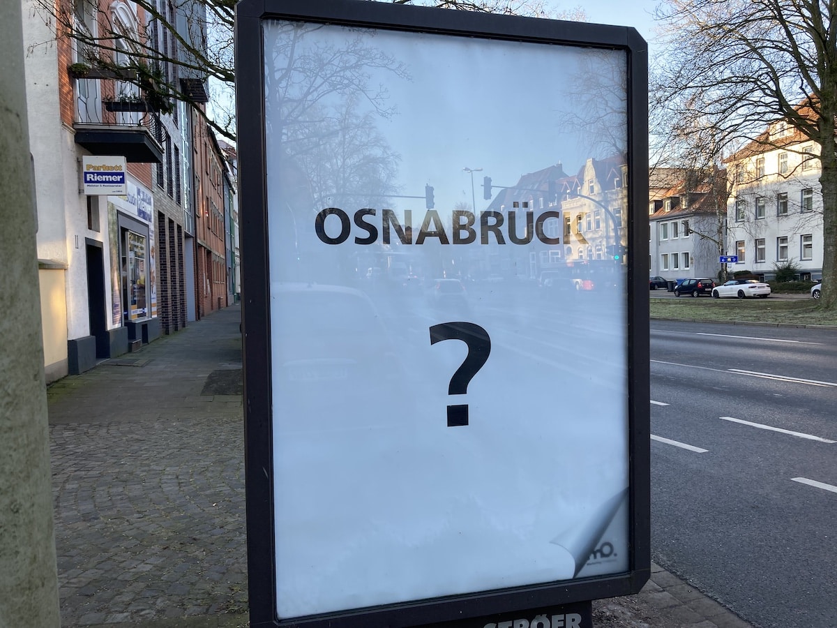 Auch am Wall fragt ein Plakat nach Osnabrück. / Foto: Schulte