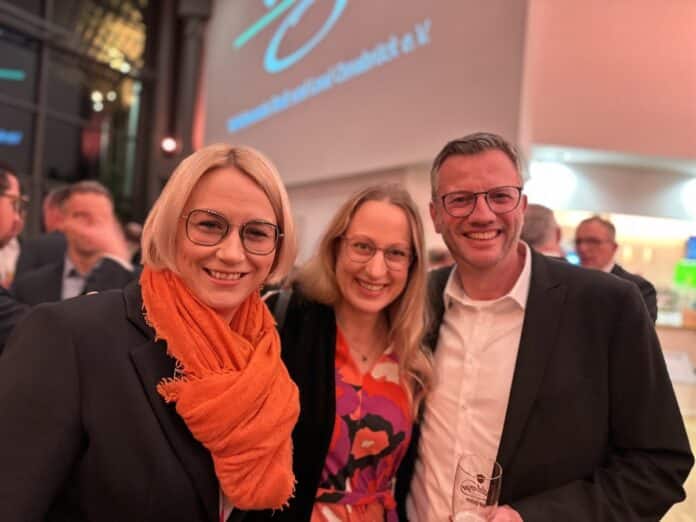 Oberbürgermeisterin Katharina Pötter, Landrätin Anna Kebschull und Peter Band (Public Entertainment AG) genießen den Abend