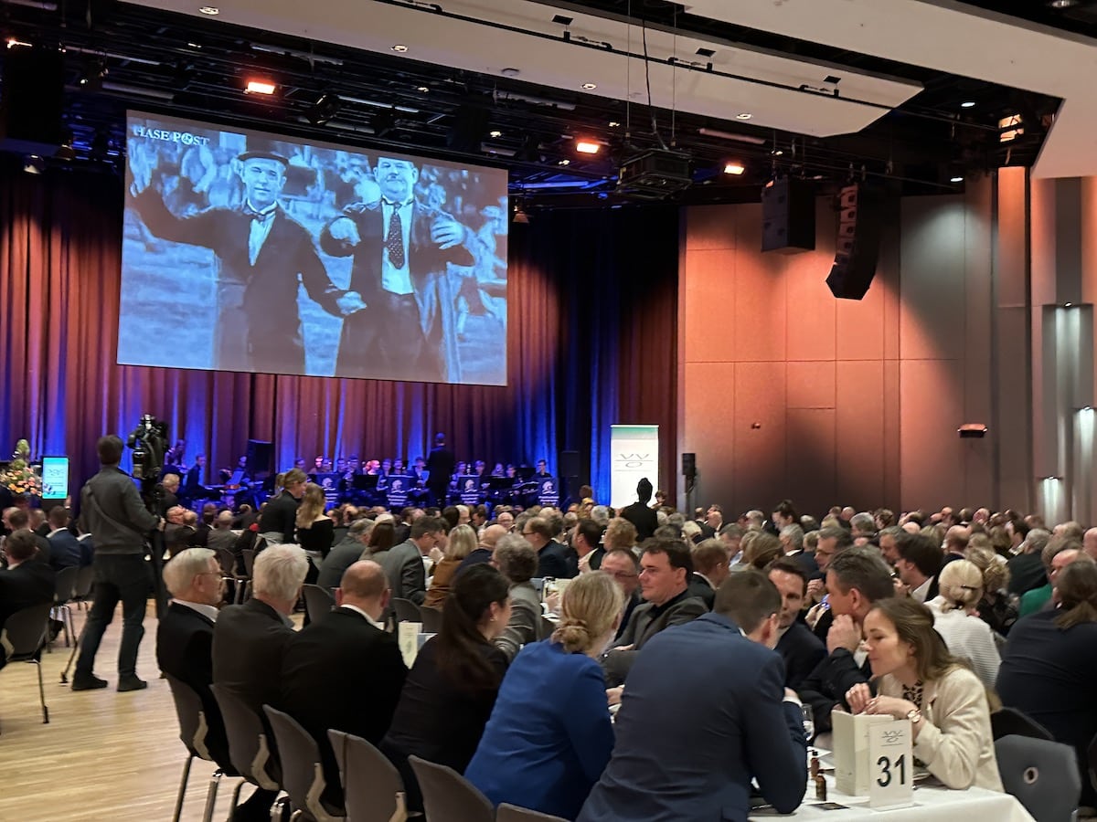 Mehr als 1.200 Freunde (und Freundinnen) des Grünkohls versammelten sich in der OsnabrückHalle