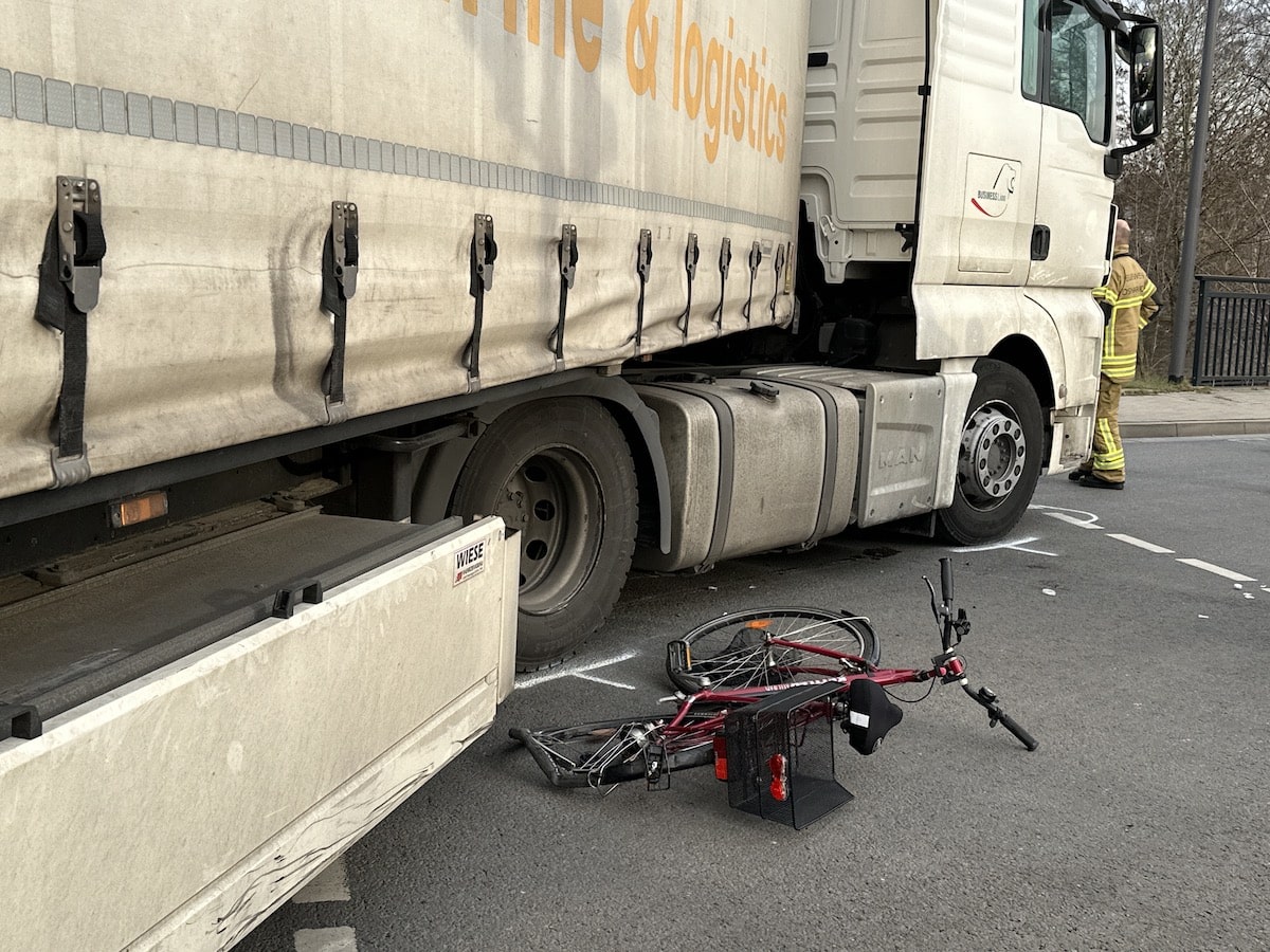 Die Radfahrerin musste unter dem LKW befreit werden. / Foto: Pohlmann