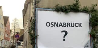 In der Lohstraße hängt ein großes "Osnabrück?"-Plakat. Was hat es damit auf sich? / Foto: Guss