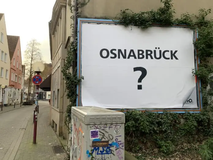 In der Lohstraße hängt ein großes "Osnabrück?"-Plakat. Was hat es damit auf sich? / Foto: Guss In der Lohstraße hängt ein großes "Osnabrück?"-Plakat. Was hat es damit auf sich? / Foto: Guss