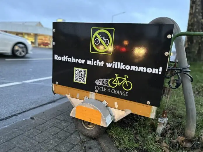 cycle4change Protest-Anhänger an der Pagenstecherstraße