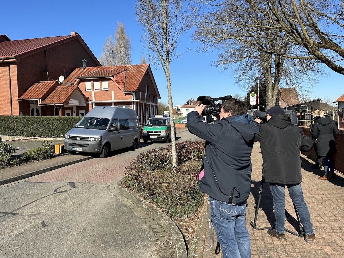 Einige Medien waren mit Kamerateams in Bramsche zur Berichterstattung. / Foto: Pohlmann