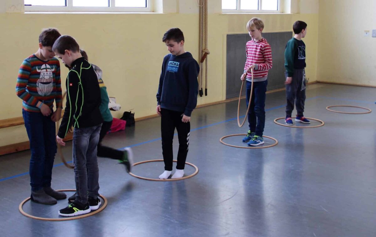 Schülerinnen und Schüler der vierten Klasse der Bernhard-Overberg-Schule beim !Respect-Training. / Foto: Lindert