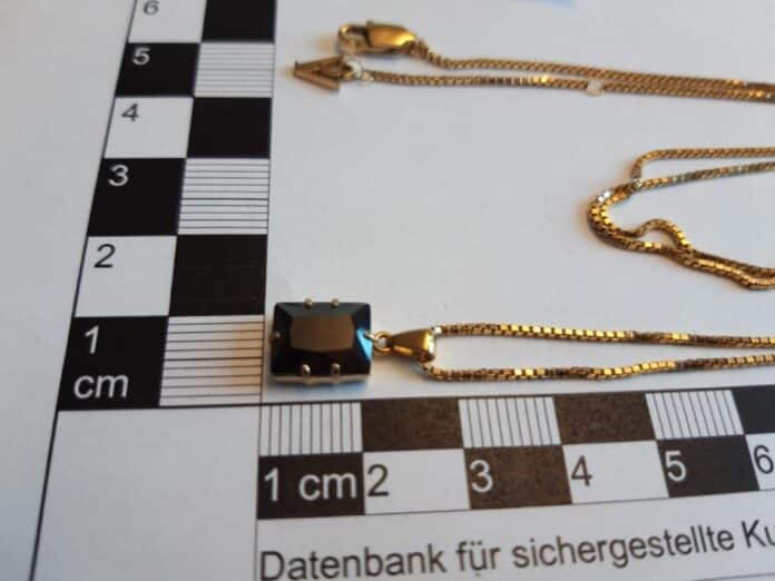 Gestohlene Kette mit schwarzem Stein / Foto: Polizei Osnabrück