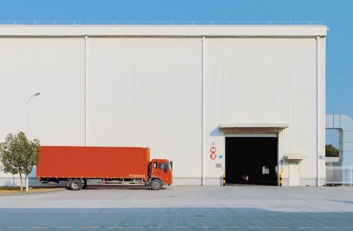 LKW vor Lagerhalle