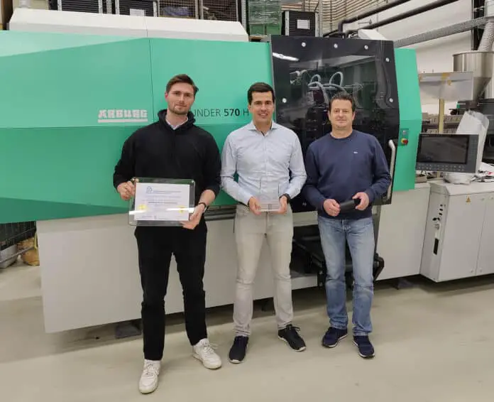 Das Forschungsteam der Hochschule Osnabrück freut sich über den begehrten internationalen Innovationspreis: (von links:) David Diring, Philipp Land und Projektleiter Prof. Dr. Thorsten Krumpholz. (Bild: Hochschule Osnabrück / Erik Perniok Das Forschungsteam der Hochschule Osnabrück freut sich über den begehrten internationalen Innovationspreis: (von links:) David Diring, Philipp Land und Projektleiter Prof. Dr. Thorsten Krumpholz. (Bild: Hochschule Osnabrück / Erik Perniok