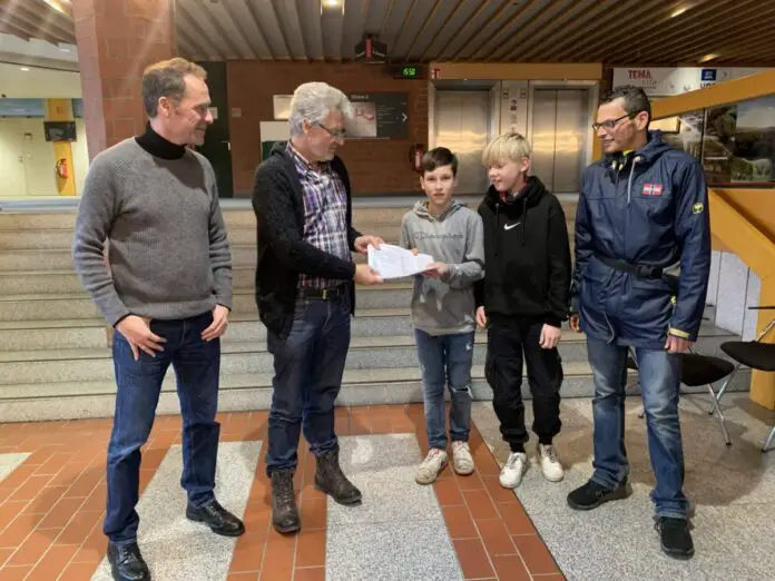 (von links) Müller-Detert, Henning (Pressesprecher des Landkreises), Hartmut Escher (TERRA.vita), Kilian Eickhorst, Leon Herweg (Mountainbike-Fahrer) und Tobias Demircioglu (Bündnis 90/die Grünen) bei der Übergabe der Unterschriften im Kreishaus Osnabrück / Foto: Emrich