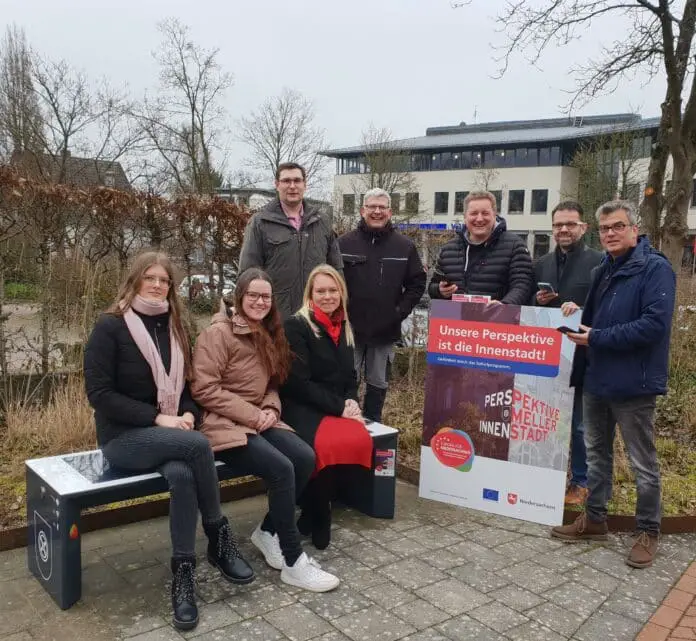 Präsentation der ersten Solarbank mit (von links) Saskia Paul, Judith Huning, Florian Weßling, Jutta Dettmann, Norbert Grein, Maik Regel, Uwe Plaß und Thomas Heisel. / Foto: Stadt Melle
