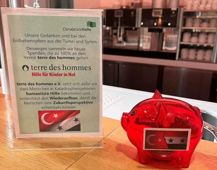 Die OsnabrückHalle sammelt an den Theken Spenden für die Erdbebenopfer in der Türkei und Syrien. / Foto: OsnabrückHalle