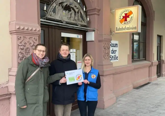 Ruth Kenkel und Noel Benning, ehemalige Freiwilligendienstleistende, überreichten die Spende an Kathrin Tiemann von der Bahnhofsmission. / Foto: Freiwilligendienste im Bistum Osnabrück (Felix Ruhe)