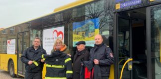 (von links) Dietrich Bettenbrock, Oberbürgermeisterin Katharina Pötter, Reinhart Richter und Frank Jurke bei der Übergabe der Feuerschutzkleidung vor einem der Wärmebusse. / Foto: Emrich