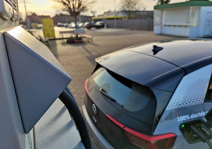 Autohersteller fordern schnelleren Ausbau der Ladesäulen