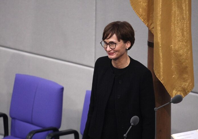 Bildungsministerin verspricht Kiew Hilfe für Schulen